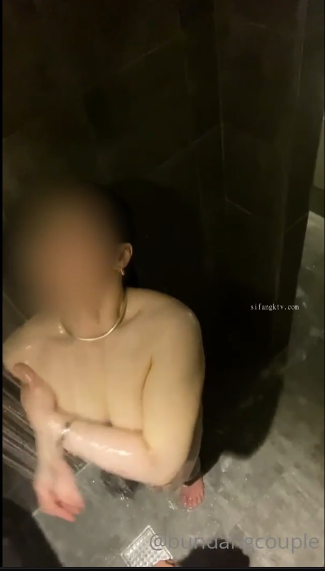 胸前纹身银色头发卡哇伊萌妹为买手机下海 大姨妈刚走黑白丝袜情趣耳朵 全裸M腿振动棒摩擦 换算护士装诱惑